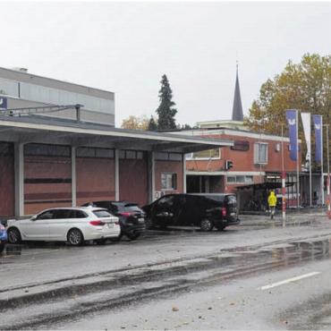 Ein letzter Infoabend - Wohl bald ein Bild der Vergangenheit: Die beiden Bahnhofsgebäude sollen einem Neubau inklusive Bushof weichen. Die Zürcherstrasse daneben soll bald aufgewertet, entschleunigt und begrünt daherkommen. Bilder: Marco Huwyler