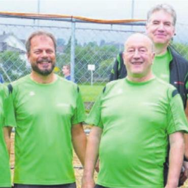 Mitmachen ist das, was zählt - Trotz Nieselregen und Niederlagen: strahlende Gesichter bei den Männerturnern Boswil. Bild: zg