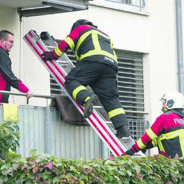 Kurz und knackig - Zügig wurde ein Mann vom Balkon gerettet.