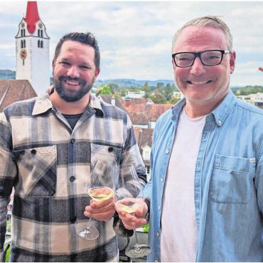 «Ich fühle mich getragen» - Prosit: Sandro Schmid (links) und Peter Werder freuen sich über ihre Wahl in den Stadtrat. Bild: Marco Huwyler
