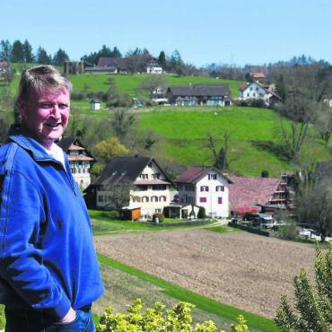 Eine akribische Arbeit - Die Weiler Obschlagen, Litzi und Mörgelen präsentieren sich Arnold Huber direkt hinter seinem Zuhause. Das war dem Autor der neuen Joner Dorfchronik beim Bau seines Hauses wichtig. So hat er direkte Sicht auf sein Geburtshaus. Bild: Verena Anna Wigger