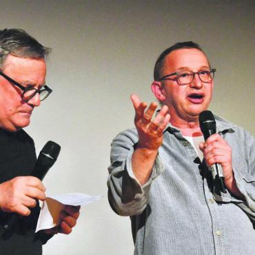 Kirche für die Sünder - Vorgespräch im Kino Mansarde: Reto Holzgang (links) lässt Philipp Galizia vom Filmdreh erzählen. Bild: Thomas Stöckli