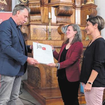 Einfach bedingungslos da sein - Stefan Dietrich verleiht Barbara Imboden und Monika Jenni (r.) von «Never Walk Alone» den Sozi-Preis 2024. Der Preis der SP des Bezirks Bremgarten geht jeweils an Personen oder Institutionen, die sich im Bezirk für soziale Anliegen einsetzen. Mit dem Sozi-Preis soll auch ein Beitrag geleistet werden, damit die wichtige Arbeit der in Bremgarten ansässigen Beratungsstelle «Never Walk Alone» sichtbarer wird. Bilder: Marco Huwyler