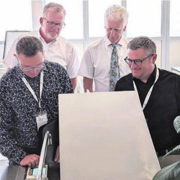 Zu Gast in globalen Grossküchen - Anschauungsunterricht (v.l.): Marc Wälty (Soziale Dienste), Carsten Diekmann (Utz-Geschäftsführer) und die Stadträte Raymond Tellenbach und Daniel Sommerhalder inspizieren ein Elro-Gerät.