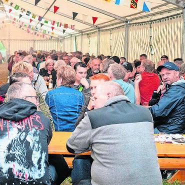 Nass und glücklich - An beiden Tagen war das Festzelt, das für 600 Personen Platz bietet, gut besucht und meist voll. Hier am frühen Samstagabend.