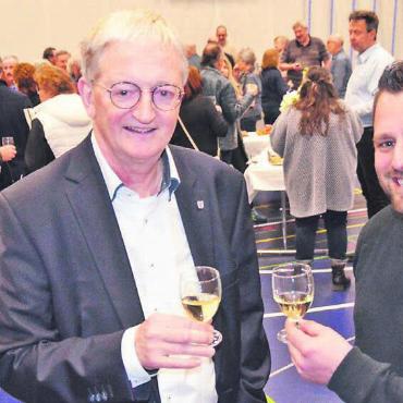 Vor dem grossen Wachstum - Stossen aufs neue Jahr an: Gemeindeammann Peter Hochuli (links) und Samuel Felber, neu im Gemeinderat. Bild: Thomas Stöckli