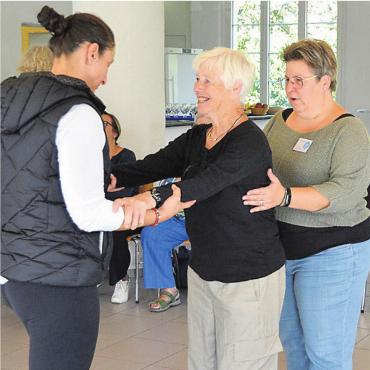 Trainings im Alltag - Der Kurs über Sturzprävention löste Begeisterung aus. Bild: rwi