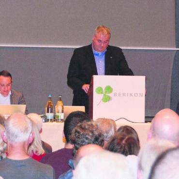 Zweifel am Sparwillen - Gemeinderat Stefan Bieri (Mitte) hatte die undankbare Aufgabe, dem Beriker Stimmvolk die Steuerfusserhöhung von 6 Prozent schmackhaft zu machen. Bild: Sabrina Salm
