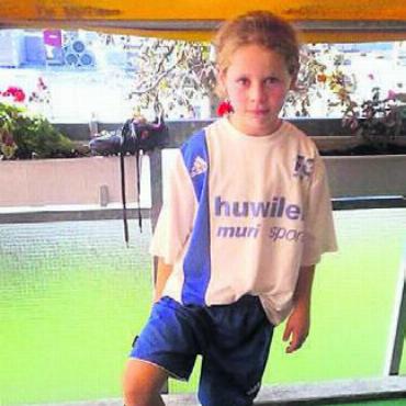 Rückkehr in die Heimat - Donika Deda als kleines Mädchen im Trikot des FC Muri. Sie kehrt als Super-League-Spielerin auf die Brühl zurück.