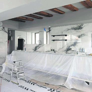 Der Citymanager muss jonglieren - Ein Ende ist absehbar, doch der Umzug von Stierli in die renovierten Räumlichkeiten der Marktgasse 33 zieht sich weiter hin. Aus Frühjahr wurde Frühsommer – nun ist der Umzug auf September terminiert. Im Inneren zeichnet sich derweil ab, wie schmuck die neuen Räumlichkeiten daherkommen. 
Bild: Marco Huwyler