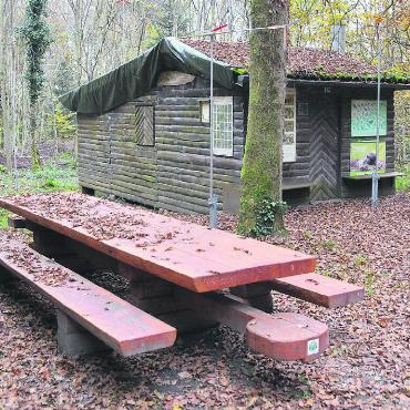 Ein weiterer Meilenstein - Die heutige Waldhütte ist stark verwittert. Sie soll schon bald einem Ersatzneubau weichen. Der Baum in der Mitte wird gefällt und etwas versetzt ein neuer gepflanzt. Bild: Roger Wetli