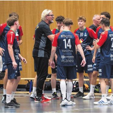 Strafenflut und deutlicher Erfolg - Die SG Wohlen Mutschellen mit Trainer Alex Milosevic ist nach zwei Spieltagen auf bestem Weg und steht ungeschlagen an der Tabellenspitze. 
Bild: sh