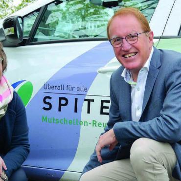 Neue Mantelorganisation geplant - Brigitte Weibel, Präsidentin Spitex Mutschellen-Reusstal, und Peter Spring, Präsident des Gemeindeverbands Regionale Alterszentren, möchten die Leitungen beider Organisationen schlanker organisieren. Bild: Roger Wetli