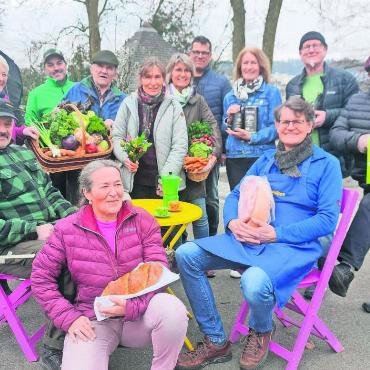 Intakte Marktfamilie - Gut gelaunt in die neue Saison. Die «Wuchemärt»- Marktfahrer bieten ab Samstag wieder jeweils zweimal wöchentlich (Mittwoch- und Samstagmorgen) frische, lokale Produkte beim Obertor an. Für Marktchef Reto Lorenzi (stehend ganz links) ist und bleibt der Bremgarter Wochenmarkt ein ganz besonderer. Bild: Marco Huwyler