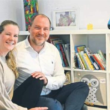 Investition in die Zukunft - Maja und Nicolai Lütschg wünschen sich, dass der Gemeinderat Hägglingen in Sachen Tagesstrukturen über die Bücher geht. Davon profitieren dann nicht nur die eigenen, sondern alle Kinder des Dorfes. Bild: Chregi Hansen