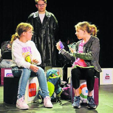 Die Kirsche auf der Torte - «Handysüchtig» von links: Jael Meier, Léonard Bächtiger und Sarah Hunn. Bilder: zg