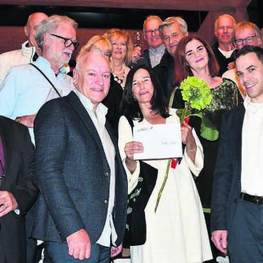 Auszeichnung für Lilo Baur - Eine grosse Delegation aus Sarmenstorf feierte ihre Lilo Baur ausgiebig. Auch Gemeindeammann Mäni Baur (links neben der Preisträgerin) und Kultur-Experte Hans Melliger (ganz rechts) waren in Zug präsent. Bild: Daniel Marti
