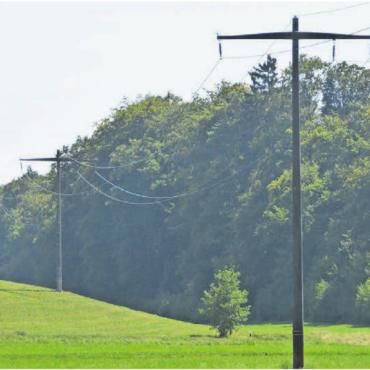 Stromleitungen in den Boden - Diese Stromleitungen wird wohl im Winter 2026/2027 zurückgebaut. Bild: Roger Wetli