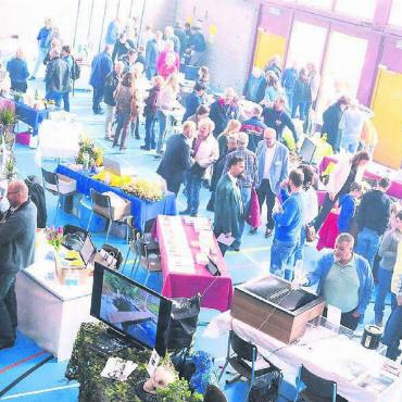 Zeigen, was man kann - Die erste Tischmesse des Gewerbevereins Reusstal vor drei Jahren (Bild) war ein voller Erfolg. In der Turnhalle Fischbach-Göslikon drängte sich das Publikum um die Stände und in der Festbeiz. Bilder: Chregi Hansen / Archiv