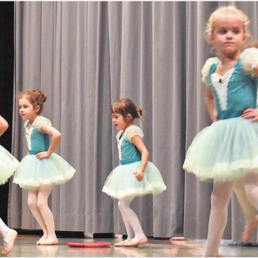 Als wäre es ganz leicht - Alle Mädchen, egal, wie lange sie bereits im Ballettunterricht sind, wurden in die Aufführung einbezogen. Bilder: Roger Wetli