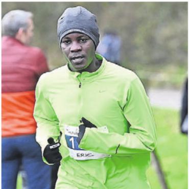 Knapp am Sieg vorbei - Gewann den Chlauslauf in seiner Altersklasse: Eric Muthomi Riungu. Bild: awa
