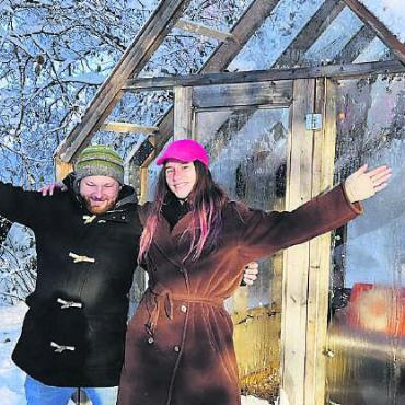 Grosser Traum für ein kleines Haus - Nicolà Bloch und Carla Opetnik wollen mit ihrem Tiny House begeistern. Bild: zg