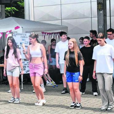 In neue Sphären abgehoben - Gemeinsam führen die Oberstufenschüler vor dem Schulhaus einen einstudierten Tanz auf.