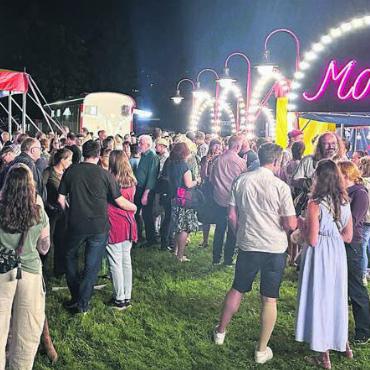 Das Dutzend ist toll - 23.20 Uhr: Eine halbe Stunde nach dem Ende der Premiere ist der Grossteil der Gäste noch vor Ort und prostet auf den Auftakt zu. Bild: Stefan Sprenger