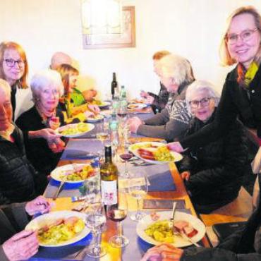 Die Schnapsidee vom Bielersee - Auch Mitinitiant Cornelio «Nely» Rocchinotti (rechts) geniesst die Köstlichkeit. Mit der 20. Ausgabe zeigt sich auch Rebmeisterin Trix Oswald (rechts stehend) zufrieden. Bild: hr