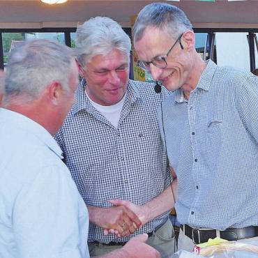 «Von unten nach oben regieren» - Michael Leupold (rechts) erhielt von Gemeindeschreiber Walter Bürgi (Mitte) und Ammann Roger Hausherr viel Lob. Bild: tre