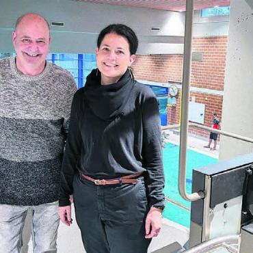 Barrierefrei baden - Roger Marti (Leiter der Badeanlage) und Claudia Bamert (zuständige Stadträtin) haben sich gemeinsam für die Neuerung eingesetzt.