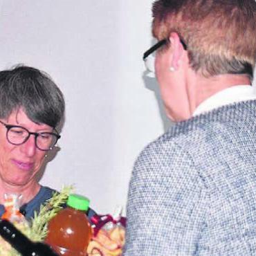 Der Spass darf nicht fehlen - Rita Brem (rechts) überreichte der Referentin Dagmar Philipp ein Körbchen voller Köstlichkeiten aus Oberwil-Lieli. Bild: zg