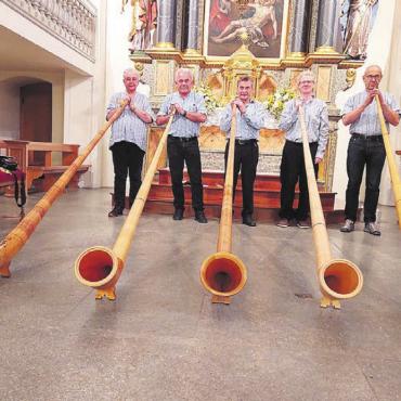 Alphornklänge in Kirche - Die Alphorngruppe Nesselnbach sorgt für einen beschwingten Ausklang des Sonntags und erfreut Herz und Ohr. Bild: zg