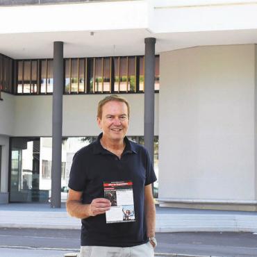 «Kino im Chappelehof» - Neu mit «Kino im Chappelehof»: Daniel Renggli, Präsident des Filmklubs Wohlen, präsentiert das neue Programm vor dem Gebäude, das künftig die Heimat des Klubs sein wird. Bild: Daniel Marti
