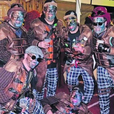Neu mit Warm-up - Die Sädelgeischter halten ab dem Vorabend des Schmutzigen Donnerstags Zufikon die Treue. Bilder: zg