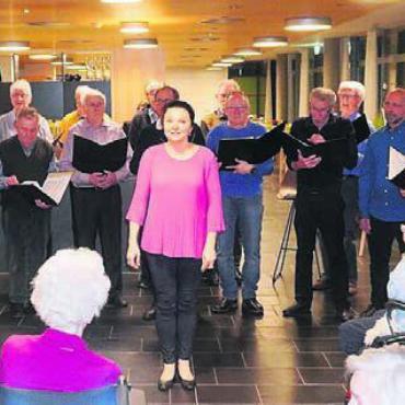 Sängerstart im Altersheim - Der Männerchor Widen mit Dirigentin Liuba Chuchrova. Bild: zg