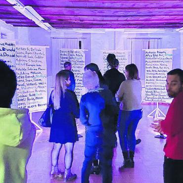 Engagement, das beeindruckt - Über 300 Namen von ehemaligen Realschülerinnen und -schülern, die einmal beim Projekt mitwirkten, wurden zusammengetragen. Zwischendurch kam das Wort «Danke» – insgesamt auf 65 verschiedene Sprachen. Bilder: Sabrina Salm