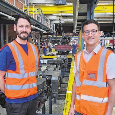 Heimat der Mobilität - Die AVA-Verantwortlichen Martin Berger (l.) und Michael Briner (r.) im Bremgarter Depot. Im Hintergrund wird eifrig am Rollmaterial gearbeitet. Bild: Marco Huwyler