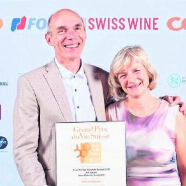 Nauer unter den Besten der Schweiz - Patrik und Monika Nauer strahlen am Grand Prix du Vin Suisse. Bild: zg