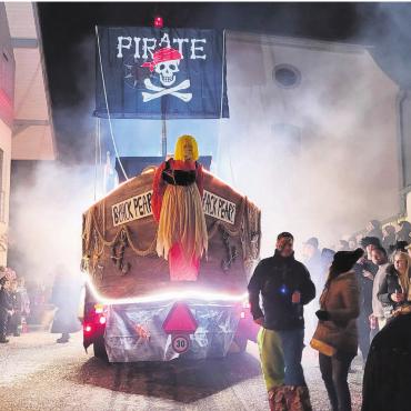 Piraten müssen nicht mehr hungern - Es ist immer wieder ein besonderes Erlebnis, wenn sich die grossen Fasnachtswagen durch die engen Strassen schlängeln. In zwei Wochen ist es in Hägglingen wieder so weit. Bild: Archiv
