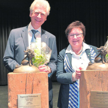 Gelegenheit am Schopf gepackt - Als Dank für ihr grosses Engagement für Bremgarten erhielten Raymond Tellenbach und Doris Stöckli je eine Replika des Bremgarter Leus, der Skulptur des Bremgarter Förderpreises. Bild: Sabrina Salm