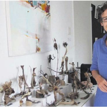Vielfalt in Kunstform K-13 - «Mich fasziniert die Vielfalt der Natur», sagt Karin Köpfli-Fehlmann in ihrem Atelier vor ihren «Fundlingen» und einem ihrer Bilder. Bild: Bernadette Oswald