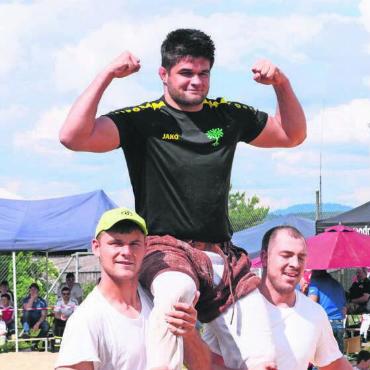 Zwischen Erkältung und Sägemehl - Jeremy Vollenweider holt sich den Festsieg. Wie auch Roman Zurfluh ist er Ringer, Schwinger und Nationalturner, und all das mit Leidenschaft. «Ich könnte mich für keine der Sportarten entscheiden. Sie machen mir alle grossen Spass.»