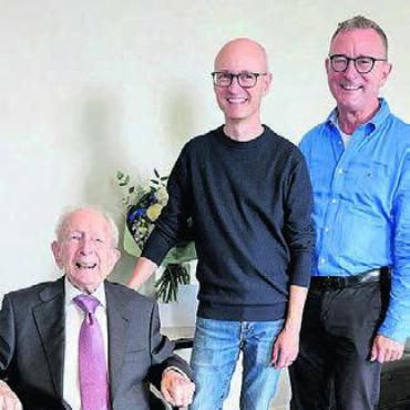 105. Geburtstag gefeiert - Vizeammann Yves Moser (Mitte) und Gemeindeammann Daniel Schüepp gratulierten Joseph Meier-Gschwend. Bild: gk