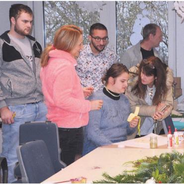Jung und Alt angezogen - Der Basar des Hauses Morgenstern stiess auf grosses Interesse. Bild: zg