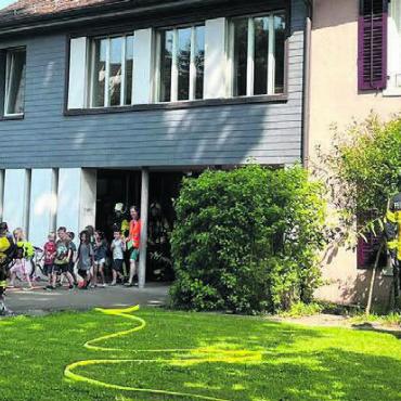 Wichtiger Beitrag zur Sicherheit - Die Feuerwehr war im Kindergarten Unterstadt. Bild: zg