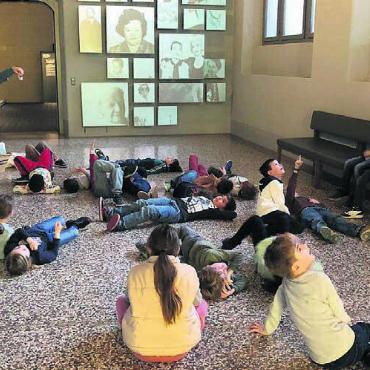«Eusi Schwiiz» im Fokus - Die Schülerinnen und Schüler aus Widen besuchten das Landesmuseum in Zürich und konnten einiges entdecken. Bilder: zg