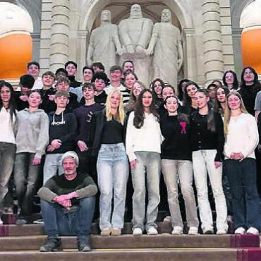 Unvergesslicher Tag im Bundeshaus - Die Sekundarschüler besuchten das Bundeshaus und trafen Parlamentarier. Bild: zg