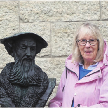 Aus Atlanta auf Ahnensuche - Carol Bollinger besucht als Nichte 14. Generation ihren Stammvater vor der reformierten Kirche in Bremgarten, links Ehemann John Yates. Bild: Hans Rechsteiner