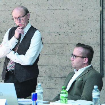 Budget muss überarbeitet werden - Gemeindeammann Hans Peter Flückiger (links) führte souverän und ruhig durch die Gemeindeversammlung − im Wissen, dass er unter «Verschiedenes» seinen Rücktritt auf Ende Jahr bekannt gibt. Bild: Roger Wetli